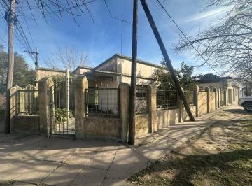 Casa · 135m² · 4 Ambientes · 1 Cochera · Venta Casa de 4 Ambientes Coronel Brandsen