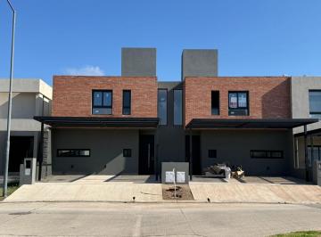 Casa · 150m² · 4 Ambientes · 2 Cocheras · Casa a Estrenar en Prados de Manantiales – 3 Dorm., Cochera Doble y Patio
