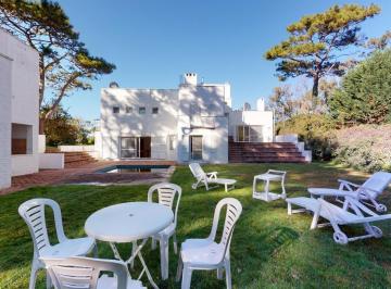 Casa · 565m² · 7 Ambientes · 1 Cochera · Casa - Carilo