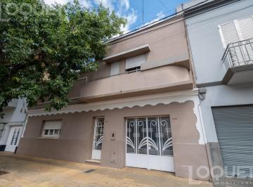 Casa · 240m² · 5 Ambientes · 1 Cochera · Casa 3 Dorm., Piscina y Cochera en Venta. Barrio Constituyentes