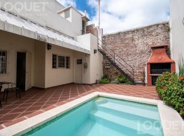 Casa · 240m² · 5 Ambientes · 1 Cochera · Casa de 3 Dorm., Pileta y Cochera en Constituyentes