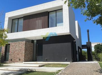 Casa · 240m² · 5 Ambientes · 2 Cocheras · Casa en Venta en Castaños, Nordelta, Tigre