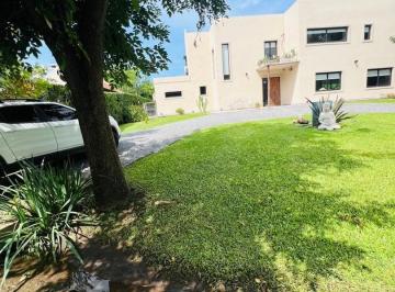Casa · 220m² · 5 Ambientes · 1 Cochera · Casa Chalet en Venta en Altos de Manzanares, Pilar, G. B. a. Zona Norte