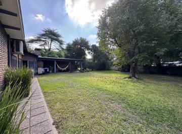 Casa · 228m² · 6 Ambientes · 2 Cocheras · Casa de 2 Dorm., Comodin y Jardín Verde de Amplias Dimensiones - Granadero Baigorria