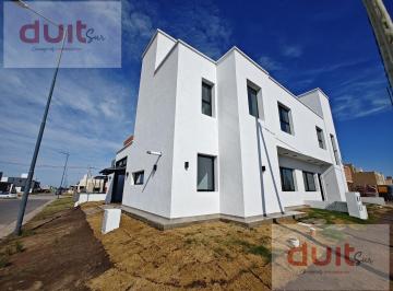Casa · 85m² · 4 Ambientes · 2 Cocheras · Duplex de 2 Dorm., en 2 Plantas con Posibilidad de Ampliacion!