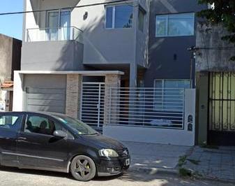 Casa · 250m² · 5 Ambientes · 1 Cochera · Casa - Temperley Oeste
