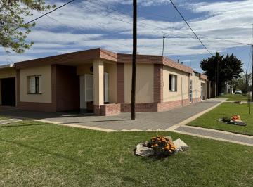Casa · 4 Ambientes · 1 Cochera · Casa en Venta Firmat 2 Dorm. Cochera Patio - Barrio La Patria