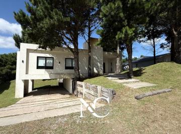Casa · 152m² · 4 Ambientes · 2 Cocheras · Casa en Venta en Costa Esmeralda