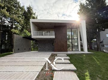Casa · 214m² · 5 Ambientes · Casa en Venta en Costa Esmeralda