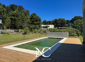 Casa · 242m² · 4 Ambientes · 1 Cochera · Casa en Venta en Costa Esmeralda