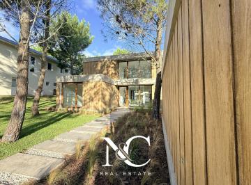 Casa · 261m² · 7 Ambientes · 1 Cochera · Casa en Venta en Costa Esmeralda a Estrenar