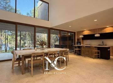 Casa · 261m² · 7 Ambientes · 1 Cochera · Casa en Venta en Costa Esmeralda a Estrenar