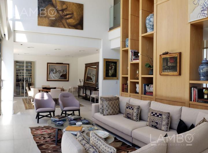 Casa · 380m² · 6 Ambientes · 2 Cocheras