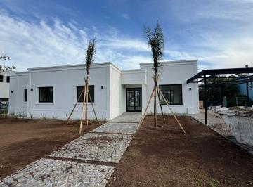 Casa · 180m² · 5 Ambientes · 3 Cocheras · Casa en Barrio San Matias