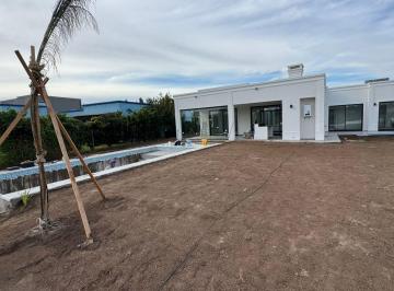 Casa · 180m² · 5 Ambientes · 3 Cocheras · Casa en Barrio San Matias