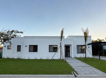 Casa · 180m² · 5 Ambientes · 3 Cocheras · Casa en Barrio San Matias
