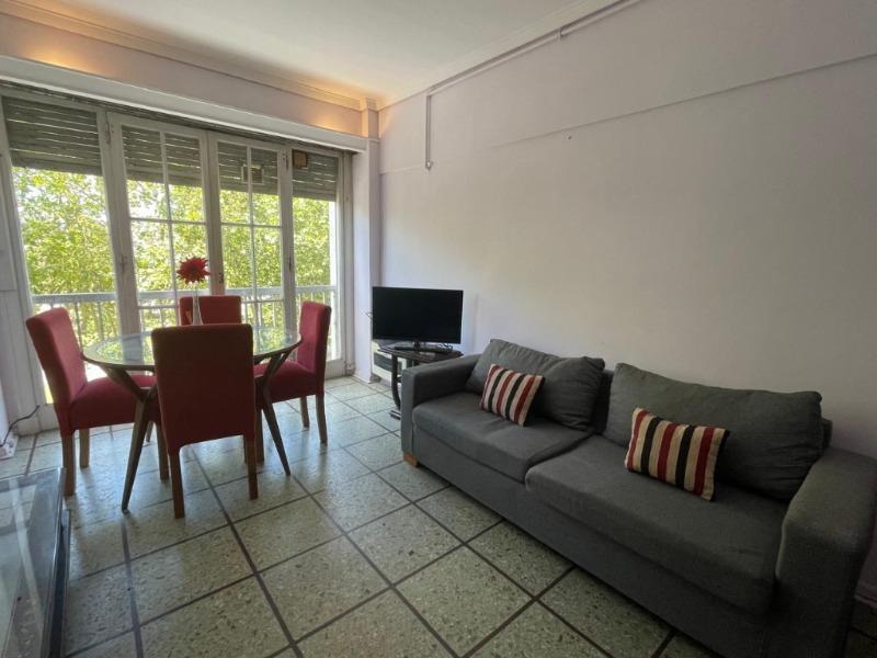 Depto 2 amb, 50m² con balcón a la calle — Macrocentro