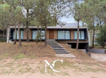 Casa · 236m² · 5 Ambientes · 2 Cocheras · Casa en Venta en Costa Esmeralda