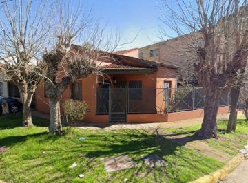 Casa de 3 ambientes, Lomas de Zamora · Chalet 3 Ambientes en Venta en Temperley en Esquina con Cochera y Patio — Ubicación Estratégica