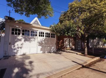Casa · 186m² · 5 Ambientes · 2 Cocheras · Casa de 3 Dorm. con Cochera Doble en Barrio 9 de Julio