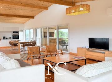 Casa · 202m² · 5 Ambientes · 4 Cocheras · Casa en Venta en Costa Esmeralda con Piscina