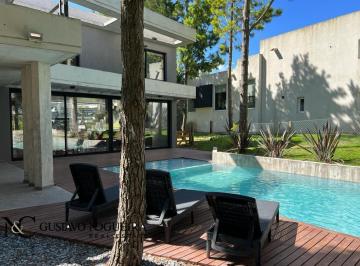 Casa · 210m² · 6 Ambientes · 2 Cocheras · Casa en Venta en Costa Esmeralda
