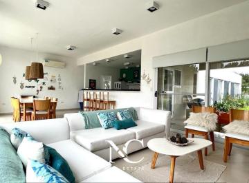Casa · 165m² · 4 Ambientes · 1 Cochera · Casa en Venta en Costa Esmeralda con Gas Natural Pileta