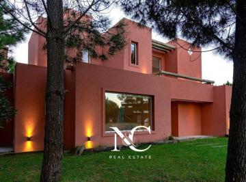 Casa · 200m² · 5 Ambientes · 1 Cochera · Casa en Venta en Costa Esmeralda