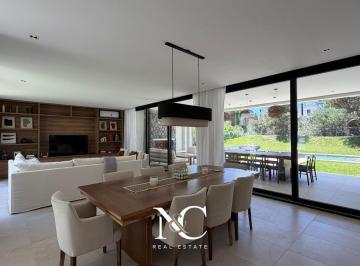 Casa · 400m² · 6 Ambientes · 1 Cochera · Casa en Venta en Costa Esmeralda