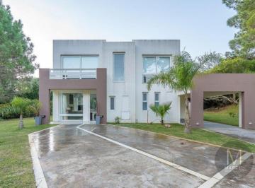 Casa · 220m² · 4 Ambientes · 1 Cochera · Casa en Venta 4 Ambientes Pinamar Chico