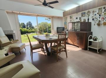 living-comedor · Casa en Terreno de 800 m² C/ Pileta E Ingreso por 2 Calles