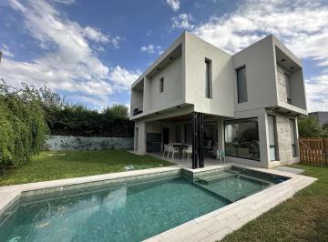 Casa · 180m² · 4 Ambientes · Casa en Venta - 3 Dorm. 5 Baños - Malvinas Argentinas
