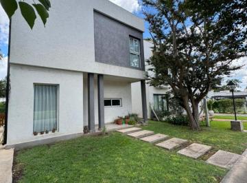 Casa de 4 ambientes, San Miguel · Casa en Venta en Barrio con Portón El Sauce
