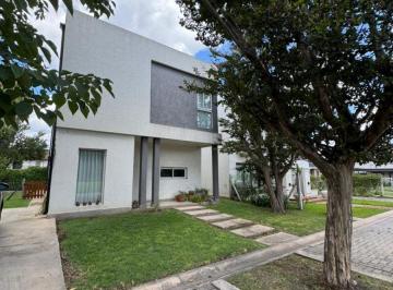 Casa de 4 ambientes, San Miguel · Casa en Venta en Barrio con Portón El Sauce