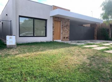 Casa · 180m² · 4 Ambientes · 2 Cocheras · Casa en Maipu