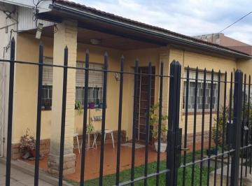 Casa · 140m² · 3 Ambientes · 1 Cochera · Casa en Venta en Rafael Calzada de 3 Ambientes