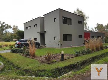 Casa · 227m² · 5 Ambientes · 3 Cocheras · Casa en Venta - 3 Dorm. 3 Baños - 227 m² - La Arbolada