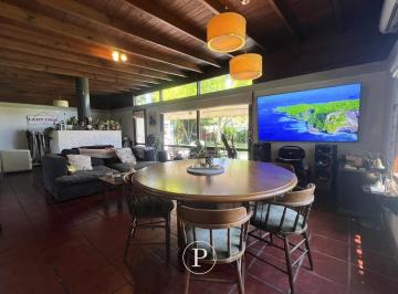 Casa · 110m² · 3 Ambientes · Casa en Venta con Pileta y Amplio Jardín en Acantilados