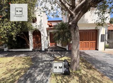Casa · 241m² · 6 Ambientes · 2 Cocheras · Casa - Venta - 6 Ambientes - Castelar