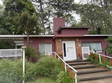 Casa · 210m² · 4 Ambientes · 2 Cocheras · Maravillosa Casa Rodeada de Bosque Cerca del Golf.