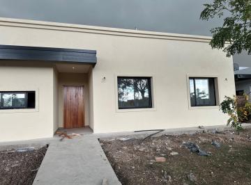 Casa · 131m² · 4 Ambientes · Casa Chalet en Venta en San Ramón, Pilar del Este, Pilar