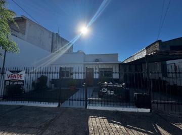 Casa · 89m² · 6 Ambientes · 1 Cochera · Venta Casa 3 Dorm con Quincho en Barrio Los Platanos con Escritura