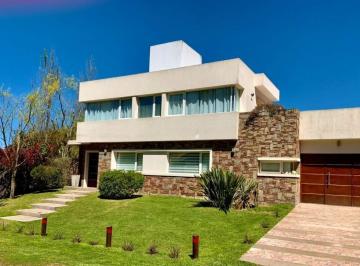 Casa · 260m² · 6 Ambientes · Casa en Venta - 5 Dorm. 4 Baños - 850 m² - Pinamar
