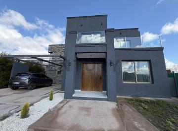 Casa · 270m² · 6 Ambientes · 2 Cocheras · Venta Casa a Estrenar en Barrio Las Cortaderas Country 2 Guaymallén