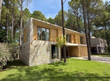 Casa · 350m² · 6 Ambientes · 2 Cocheras · Casa en Venta - 4 Dorm. 3 Baños - 1.100 m² - Pinamar