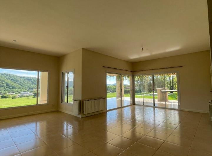 Casa · 400m² · 8 Ambientes · 2 Cocheras