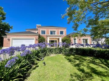 Casa · 354m² · 7 Ambientes · 2 Cocheras · Excelente Casa en Venta en La Isla! Dos Suites en Pb!