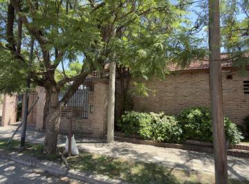 Casa · 220m² · 6 Ambientes · 2 Cocheras · Venta – Casa de 4 Dorm. Frente a Plaza en Urca