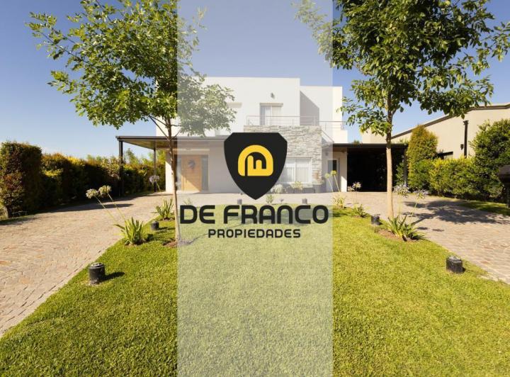 Casa · 302m² · 8 Ambientes · 4 Cocheras