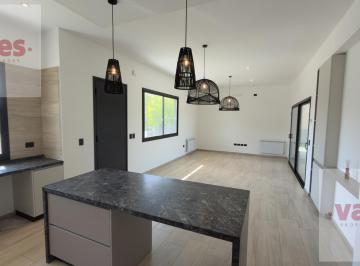 Casa · 179m² · 5 Ambientes · 1 Cochera · Venta – Casa de 3 Dorm. con Galería y Asador en Las Cañitas, Malagueño